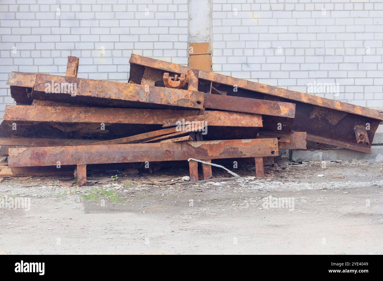 Rifiuti, contaminazione ecologica con rottami metallici e rifiuti edili. Rimozione dei detriti. Mucchio di spazzatura. Foto Stock