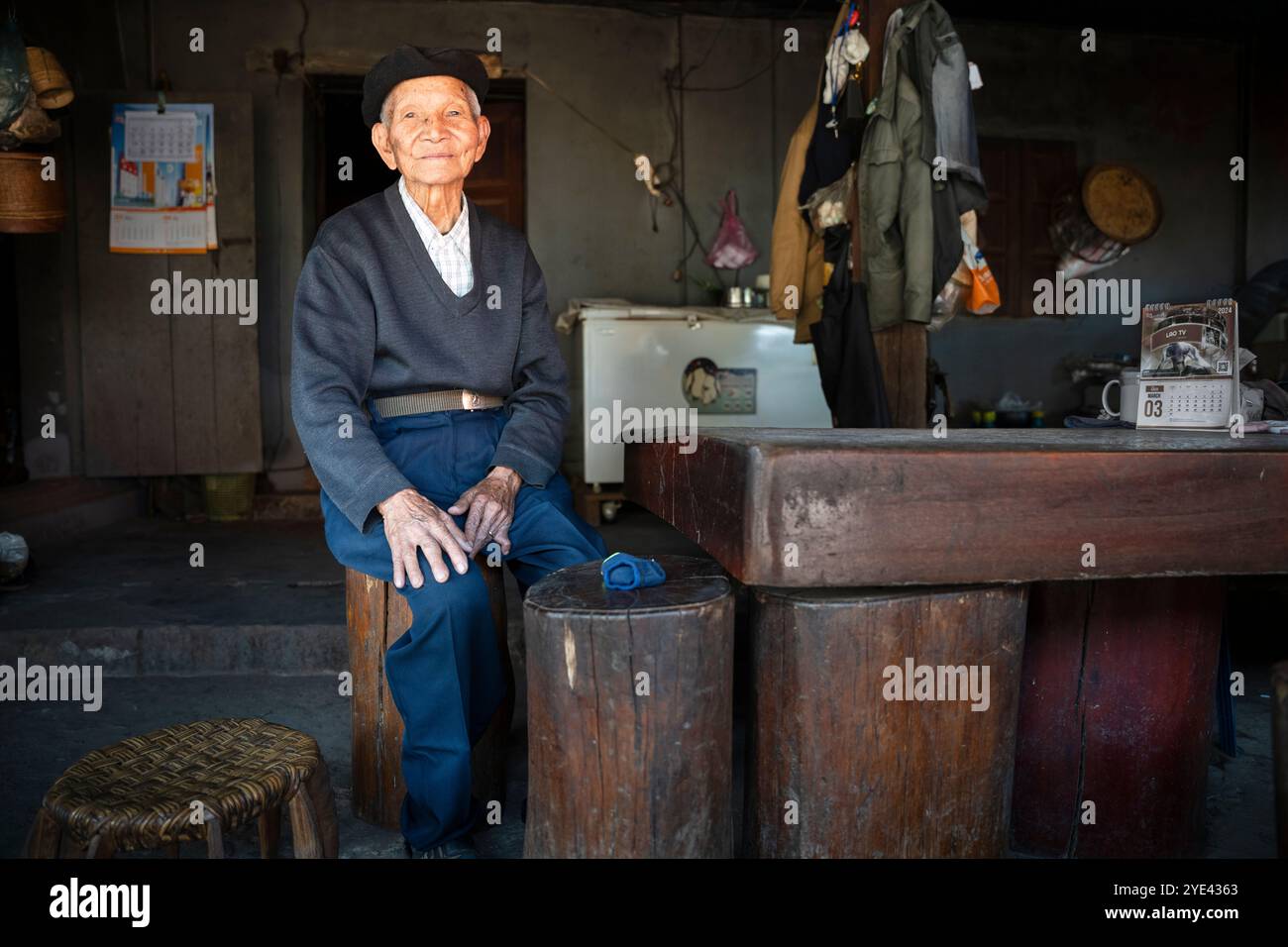 Un uomo di 99 anni siede fuori casa sua a Phongsaly, Laos. Foto Stock