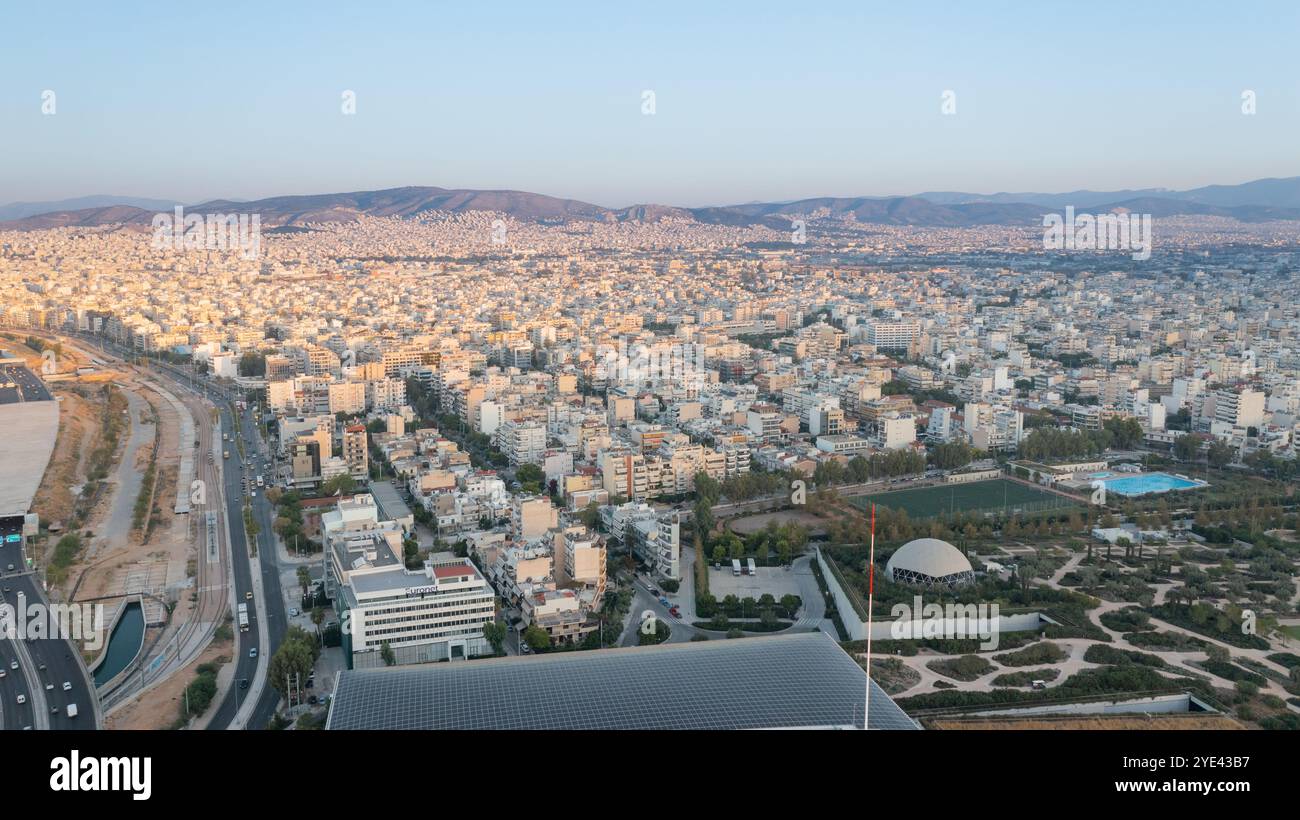 Veduta aerea della SNFCC e del paesaggio urbano di Atene occidentale Foto Stock
