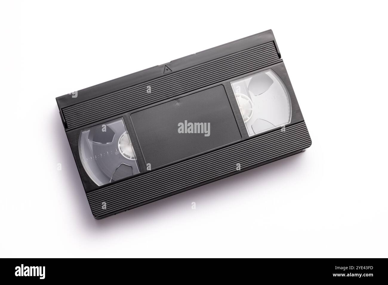 Vecchia cassetta VHS nera vintage per la memorizzazione di film o filmati isolata su sfondo bianco Foto Stock