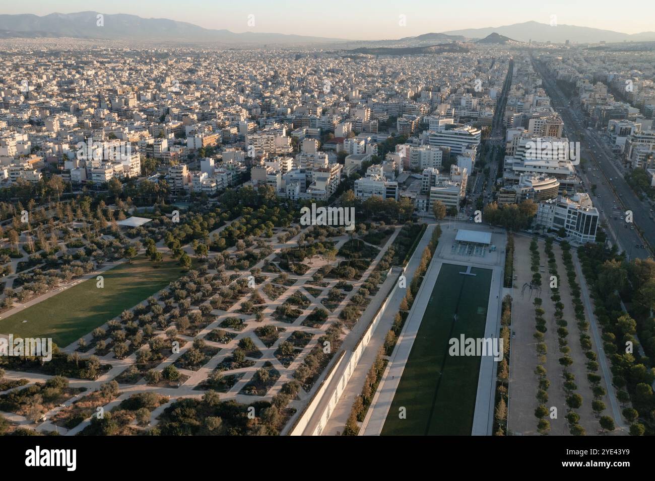 Veduta aerea del Parco di Atene con Fontana danzante e paesaggio urbano Foto Stock