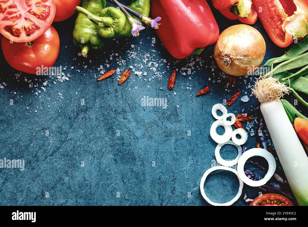 Cibi sani. Raccolta di verdura e frutta su fondo nero di cemento o pietra. Vista dall'alto e copia dello spazio. Cucina e sottofondo vegetariana. Foto Stock