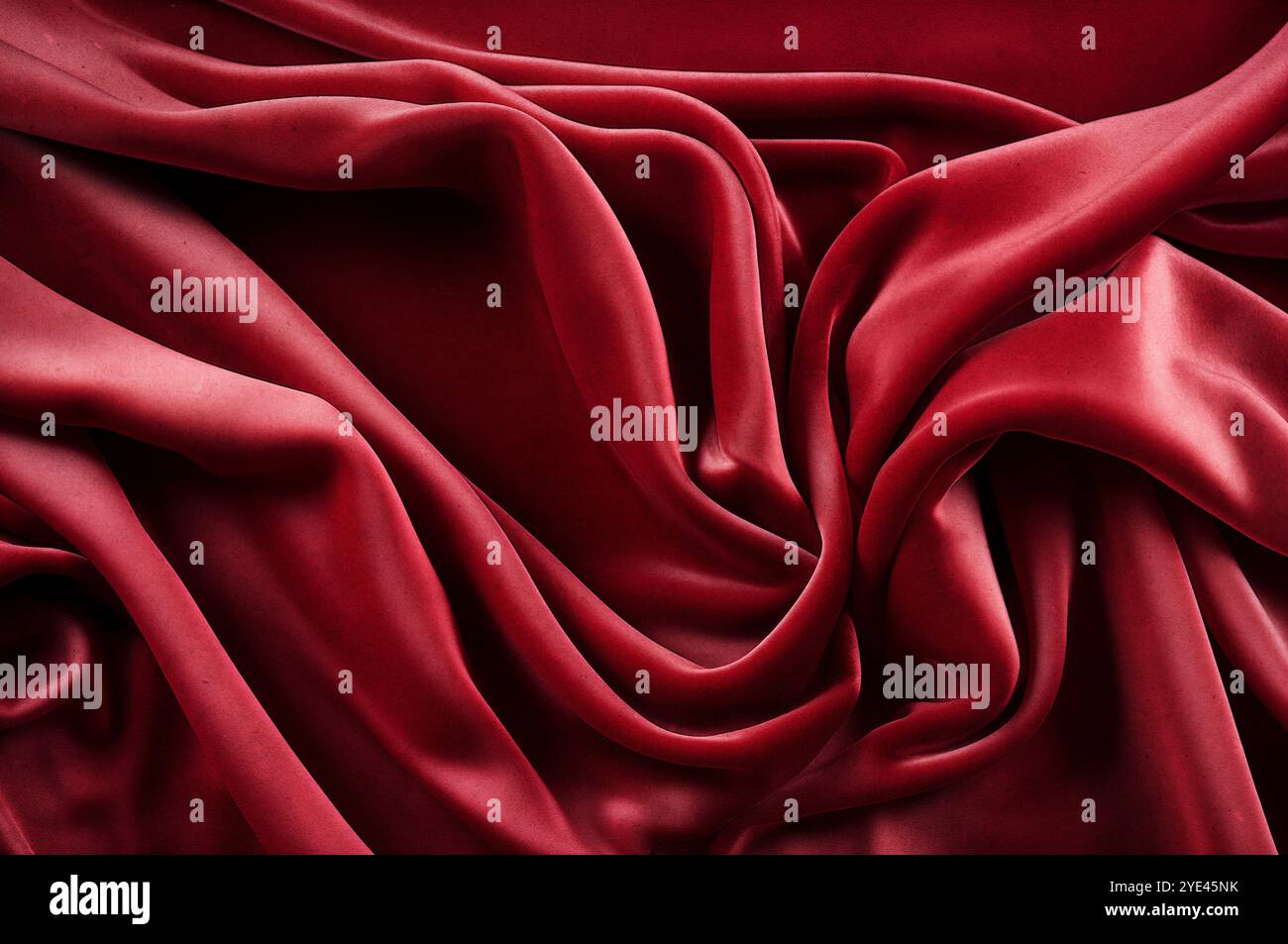 Chiffon, satinato e materiale lucido. vista dall'alto. pieghe in tessuto leggero. Matrimonio e sfondo di lusso. Sfondo di lusso rosso, velluto rosso. Foto Stock