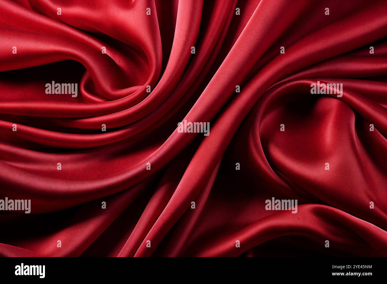 Chiffon, satinato e materiale lucido. vista dall'alto. pieghe in tessuto leggero. Matrimonio e sfondo di lusso. Sfondo di lusso rosso, velluto rosso. Foto Stock