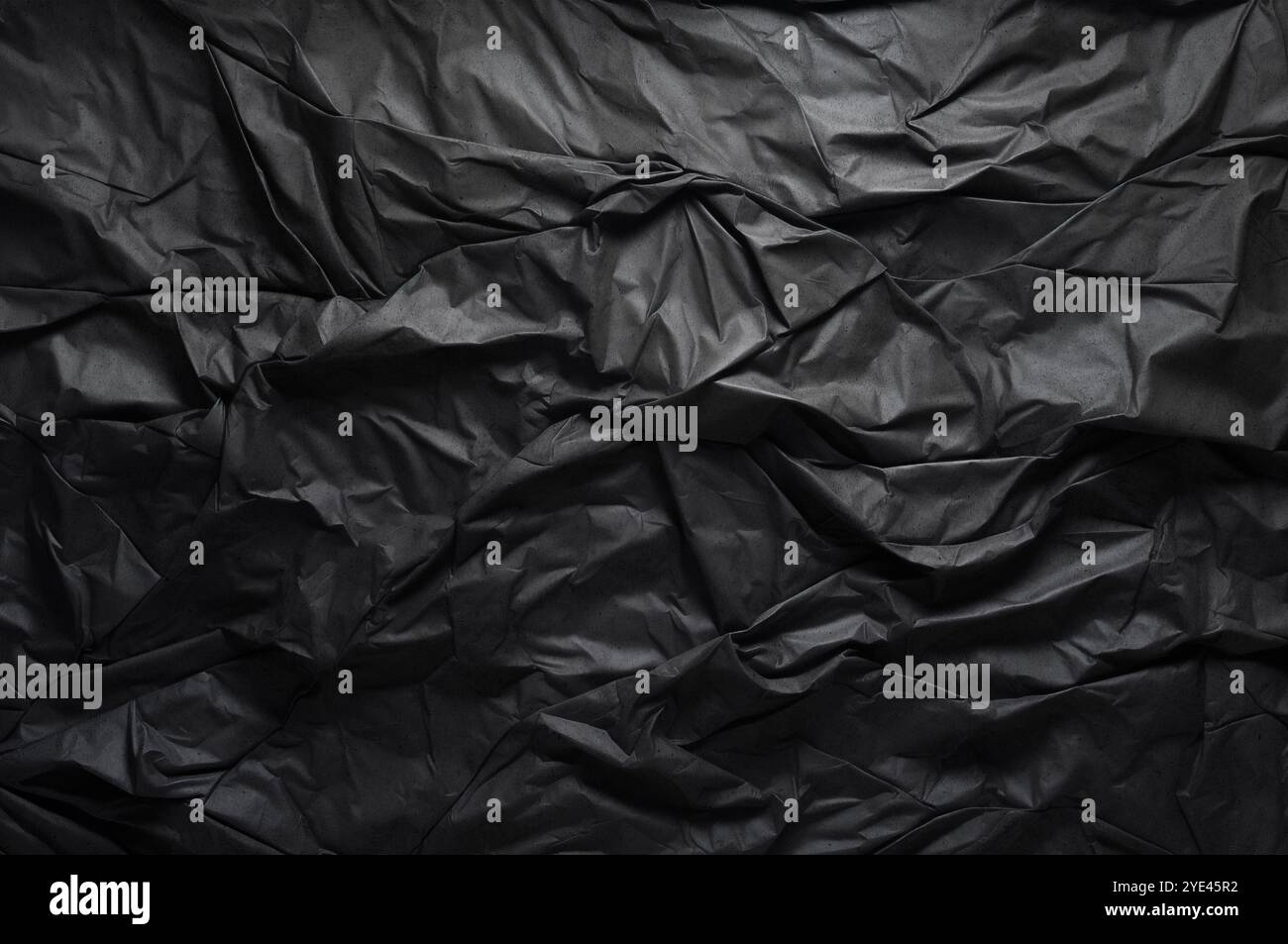 Trama del foglio di carta nera sfondo di cartone.sfondo di carta nera increspata. Foto Stock