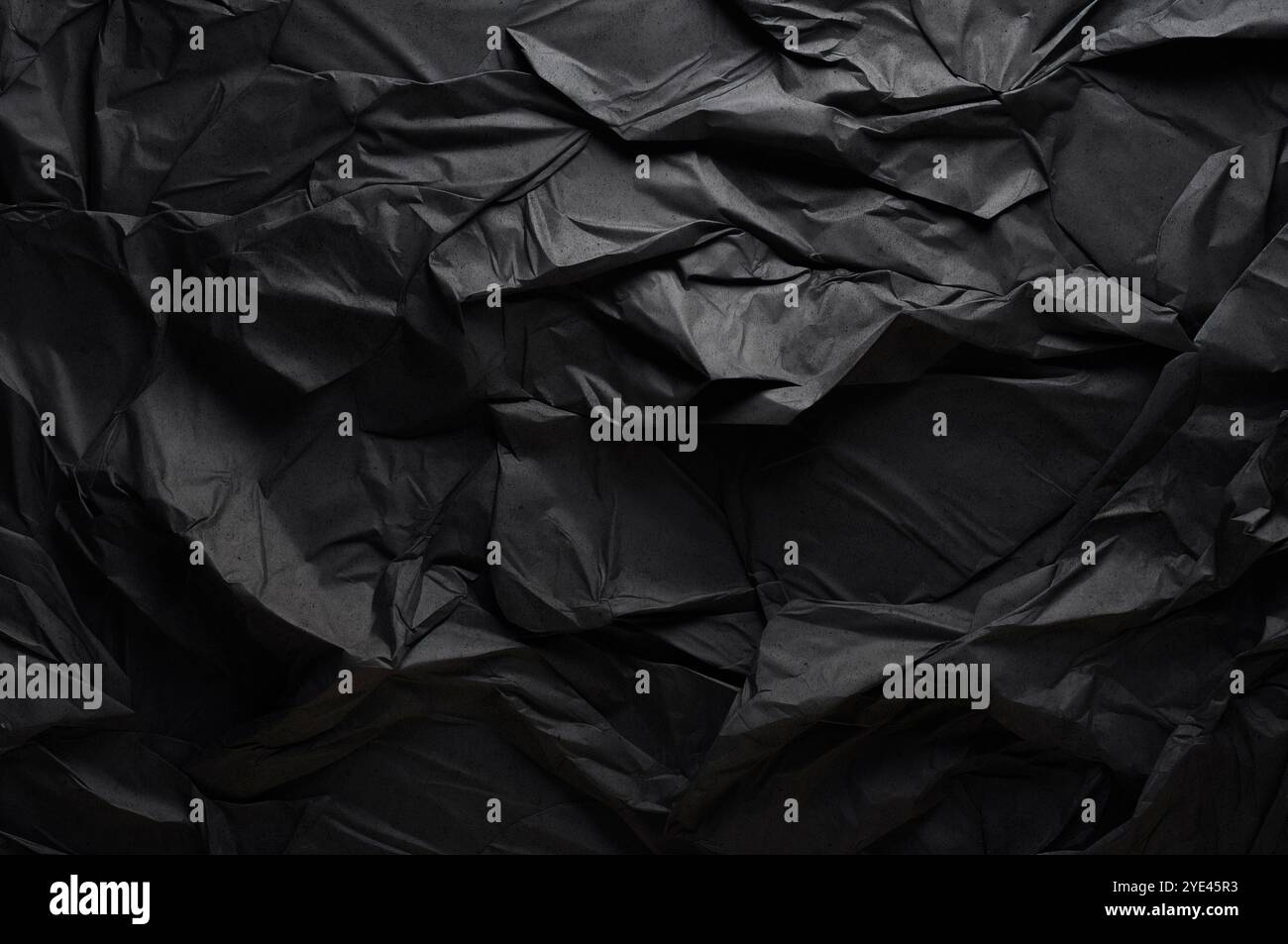 Trama del foglio di carta nera sfondo di cartone.sfondo di carta nera increspata. Foto Stock