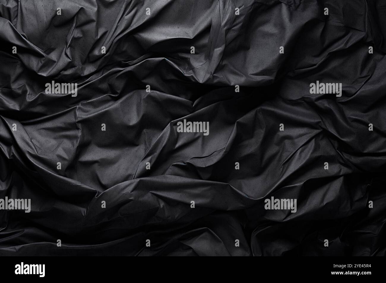 Trama del foglio di carta nera sfondo di cartone.sfondo di carta nera increspata. Foto Stock