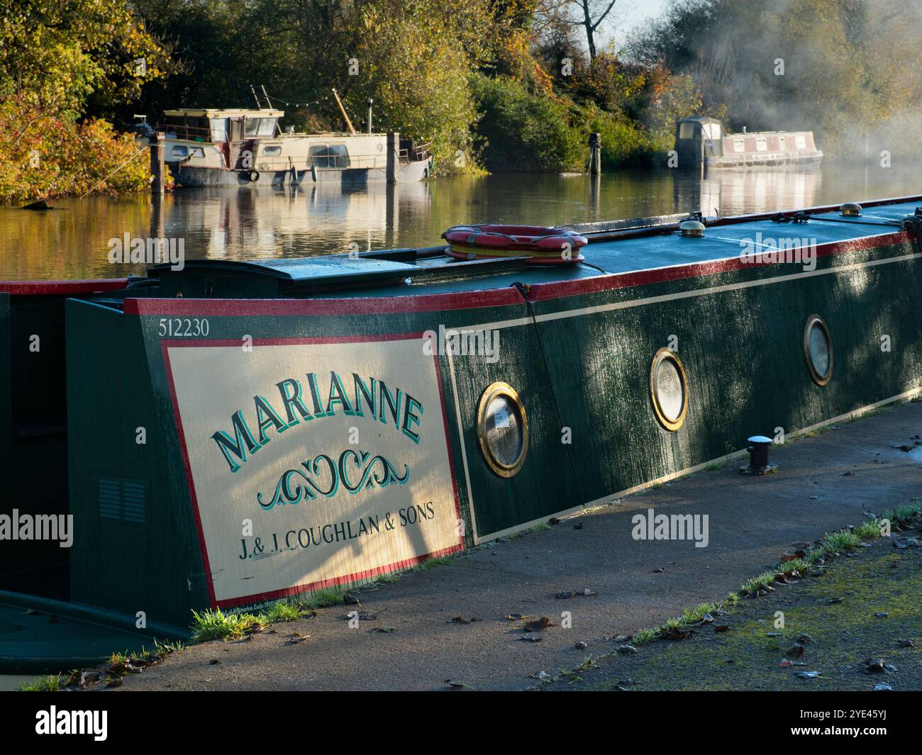 Case galleggianti ormeggiate sul Tamigi da Abingdon Lock. Abingdon-on-Thames sostiene di essere la città più antica d'Inghilterra. E il Tamigi scorre attraverso il suo cuore. In questa scena idilliaca, vedremo una vista riposante lungo il fiume da Abingdon Weir, in una mattina nebbiosa e suggestiva, appena fredda abbastanza da permettere alle barche di accendere le loro caldaie riscaldate Foto Stock