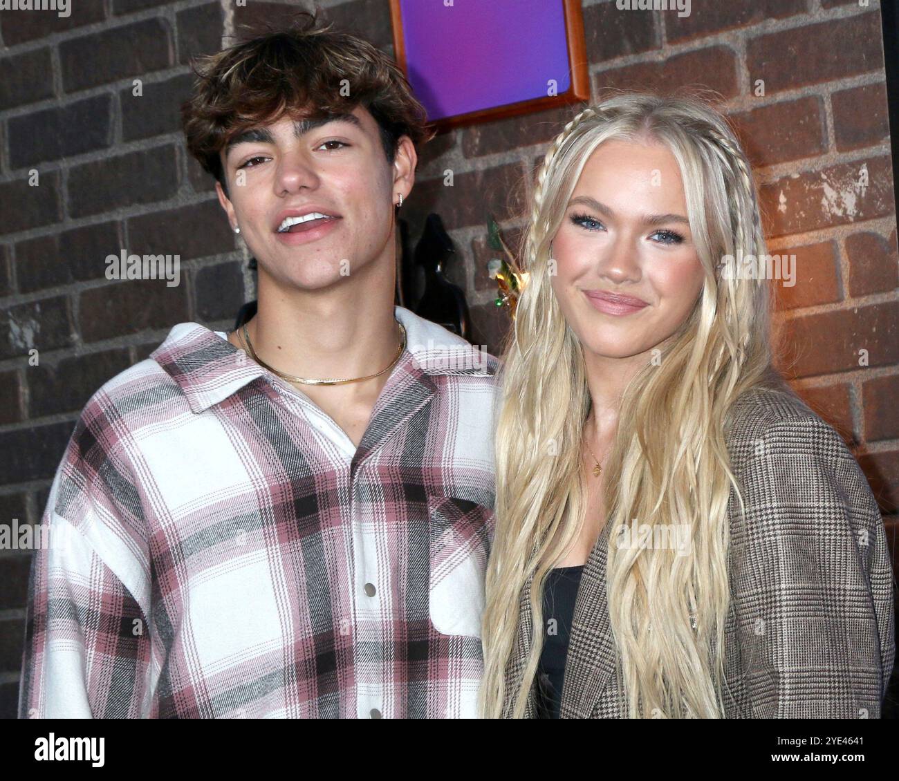 28 ottobre 2024 circa. Malachi Barton, Freya Skye agli arrivi per MAGHI OLTRE WAVERLY PLACE Premiere, El Capitan Theatre, Los Angeles, CA, ottobre 28, 2024. crediti: Priscilla Grant/Everett Collection/Alamy Live News Foto Stock