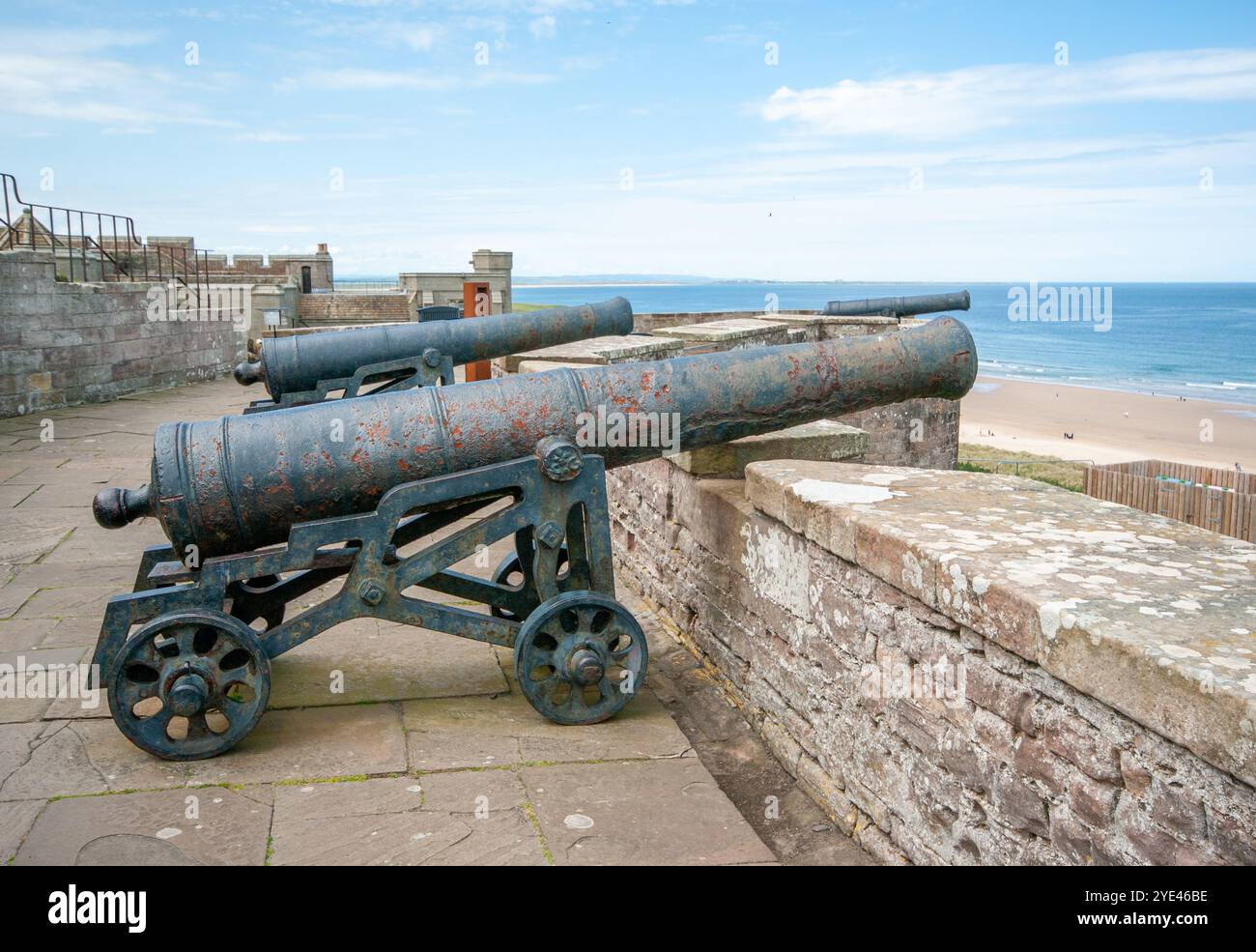 Cannoni su Battery Terrace Castello di Bamburgh Northumberland Regno Unito Foto Stock