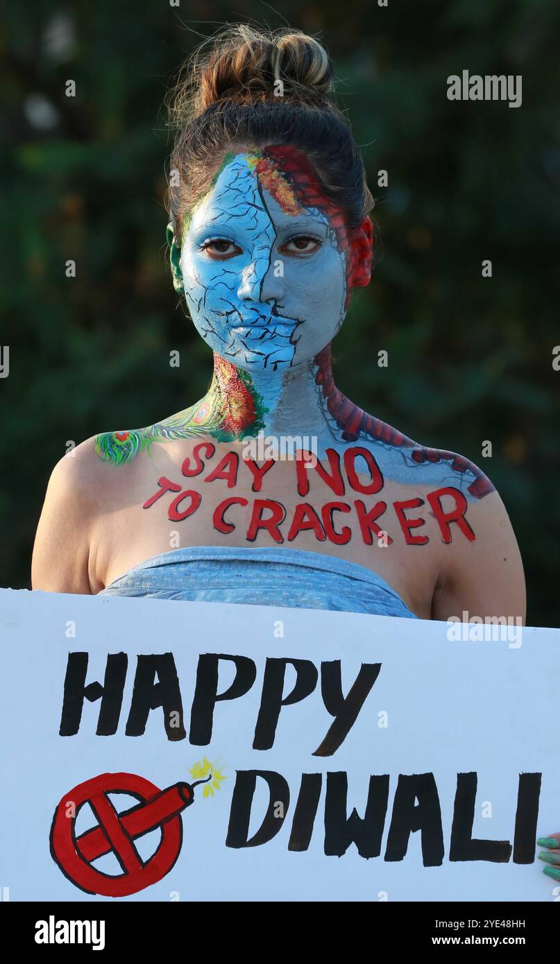 Belle arti indiane gli studenti mettono in posa con messaggi di sensibilizzazione avidi dei cracker dipinti sul loro corpo durante una campagna di sensibilizzazione sul festival Diwali a Jabalpur. Foto Stock