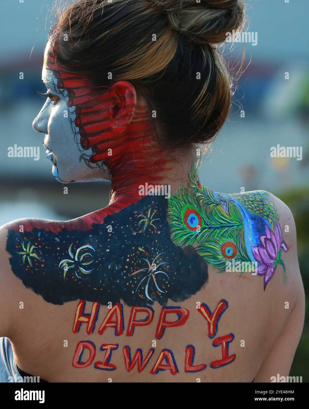 Belle arti indiane gli studenti mettono in posa con messaggi di sensibilizzazione avidi dei cracker dipinti sul loro corpo durante una campagna di sensibilizzazione sul festival Diwali a Jabalpur. Foto Stock