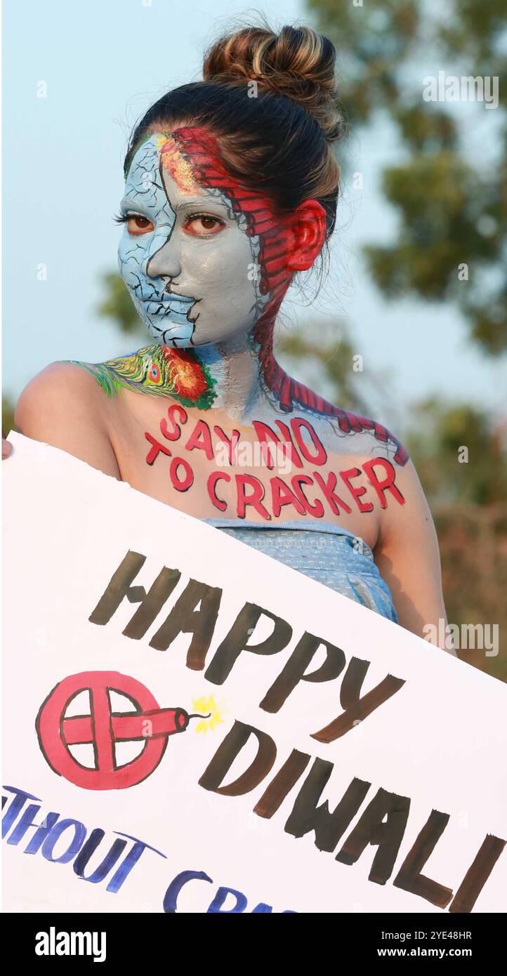 Belle arti indiane gli studenti mettono in posa con messaggi di sensibilizzazione avidi dei cracker dipinti sul loro corpo durante una campagna di sensibilizzazione sul festival Diwali a Jabalpur. Foto Stock