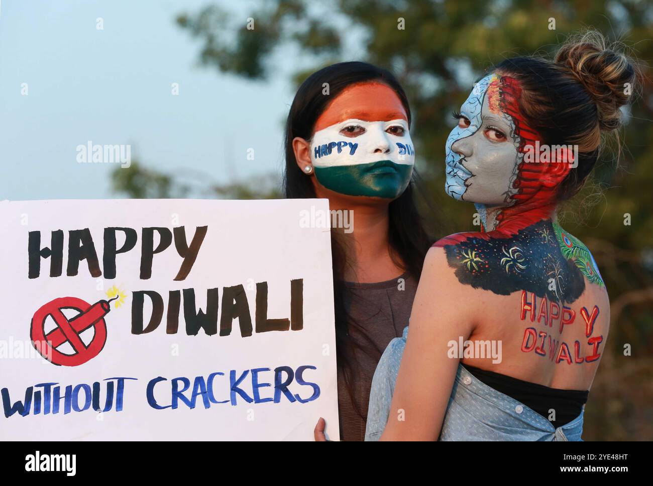 Belle arti indiane gli studenti mettono in posa con messaggi di sensibilizzazione avidi dei cracker dipinti sul loro corpo durante una campagna di sensibilizzazione sul festival Diwali a Jabalpur. Foto Stock