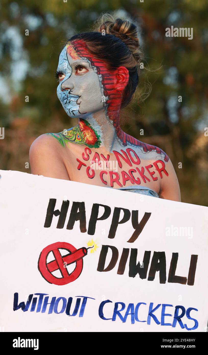 Belle arti indiane gli studenti mettono in posa con messaggi di sensibilizzazione avidi dei cracker dipinti sul loro corpo durante una campagna di sensibilizzazione sul festival Diwali a Jabalpur. Foto Stock