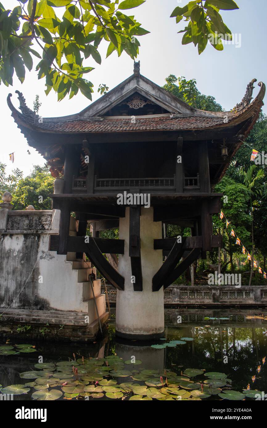 Hanoi, Vietnam: La Pagoda di un solo pilastro (Chua Mot Cot), risalente al regno dell'imperatore Ly Thai Tong (1028-1054), storico tempio buddista Foto Stock