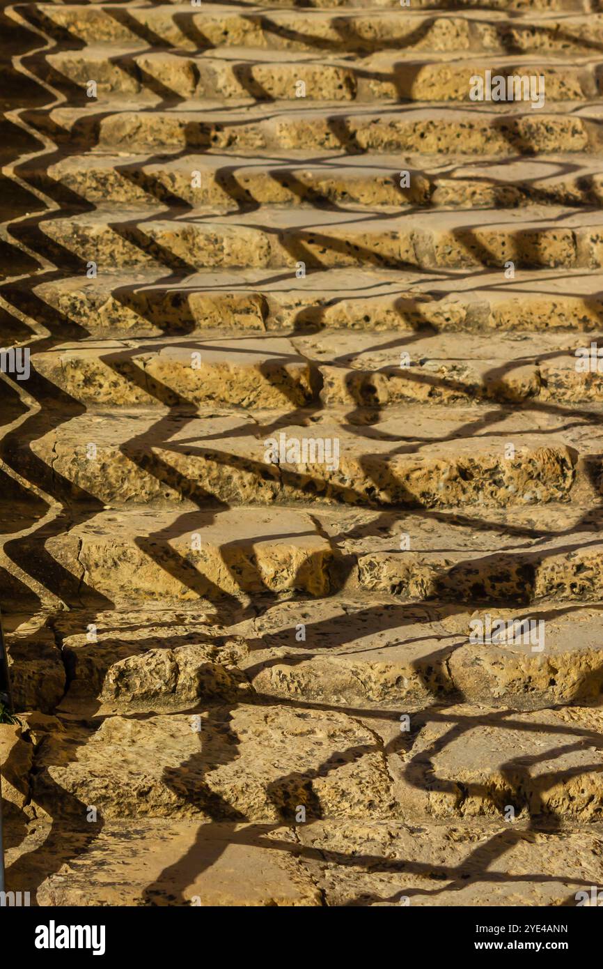 Passi di pietra Zigzagged con intriganti motivi ombra Foto Stock