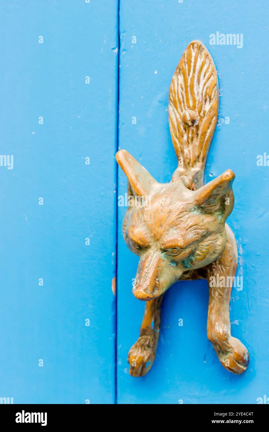 Rustic Fox Door Knocker su Vibrant Blue Door Foto Stock