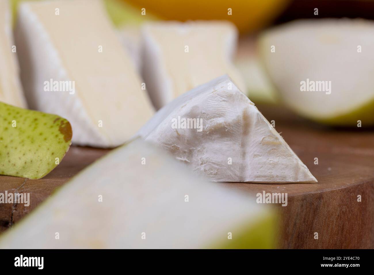 formaggio con muffa bianca, formaggio fresco su un tagliere Foto Stock