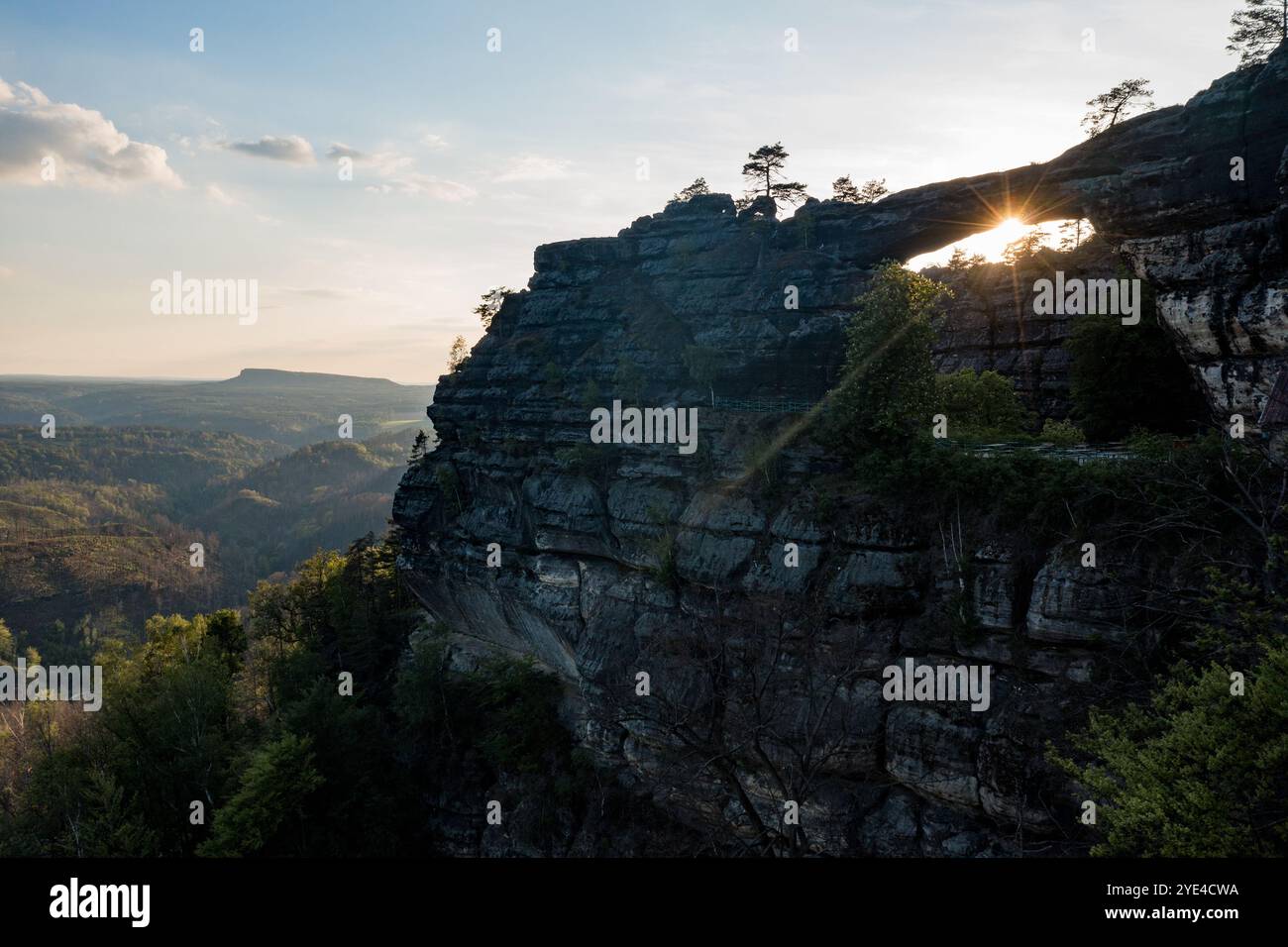 Il sole splende attraverso la porta di Pravcicka Foto Stock