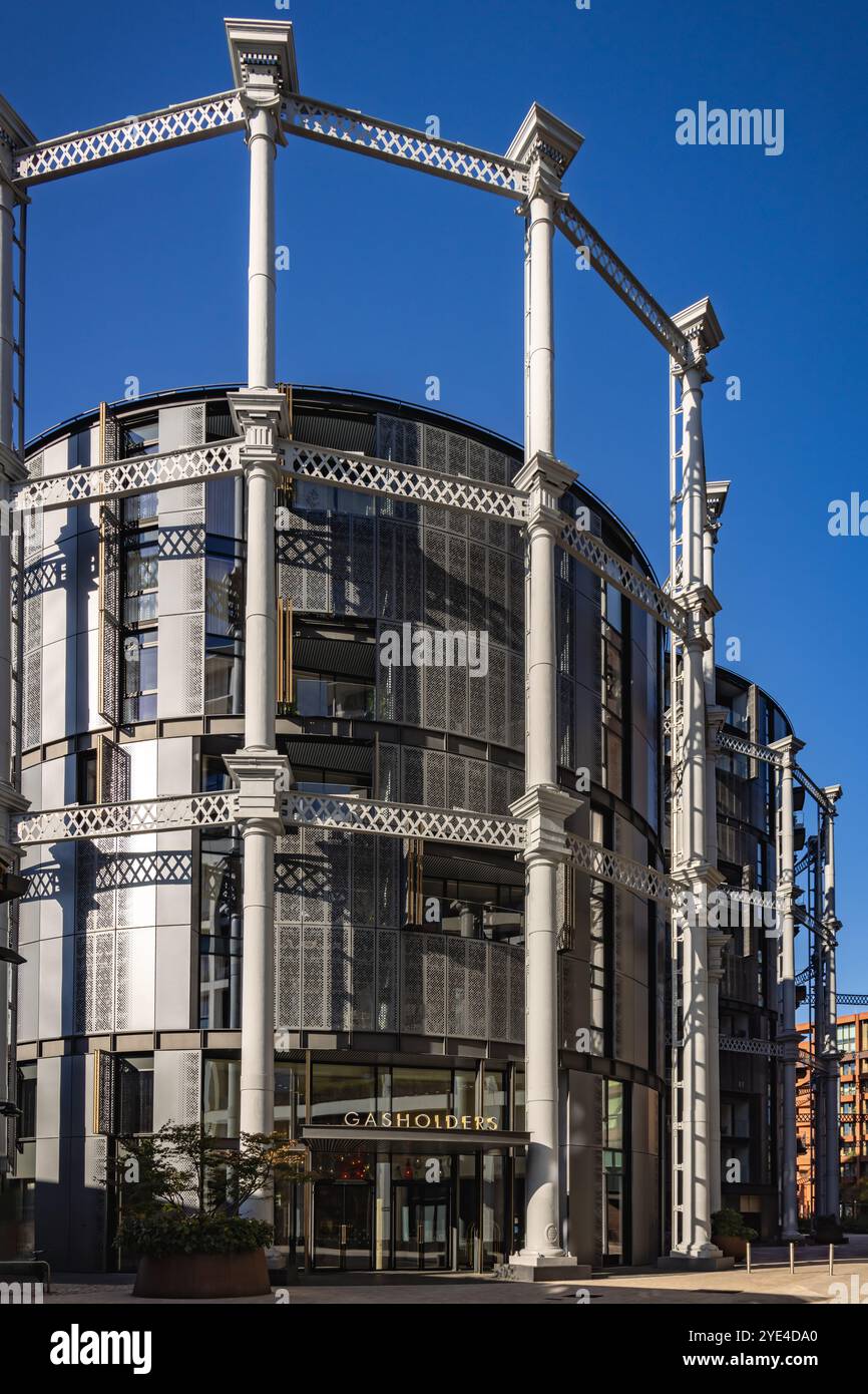 Ingresso ai Gasholders, King's Cross. Appartamenti e attici costruiti all'interno della struttura elencata degli ex detentori di gas, Londra, Regno Unito Foto Stock