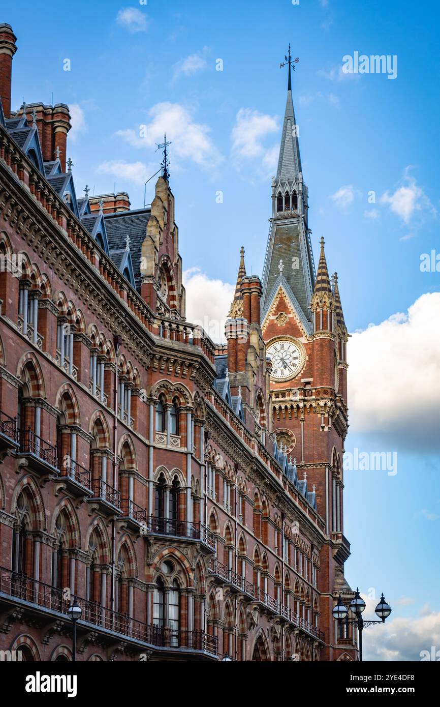 Esterno del St. Pancras Renaissance Hotel e della stazione ferroviaria internazionale di Londra. Foto Stock