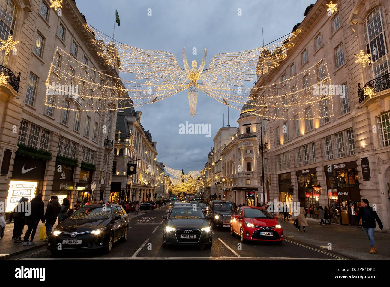 Londra, Regno Unito - 1 dicembre 2019: Decorazioni natalizie nelle strade di Piccadilly e Mayfair, nel centro di Londra, Regno Unito. Strada busto con turisti e auto in t Foto Stock