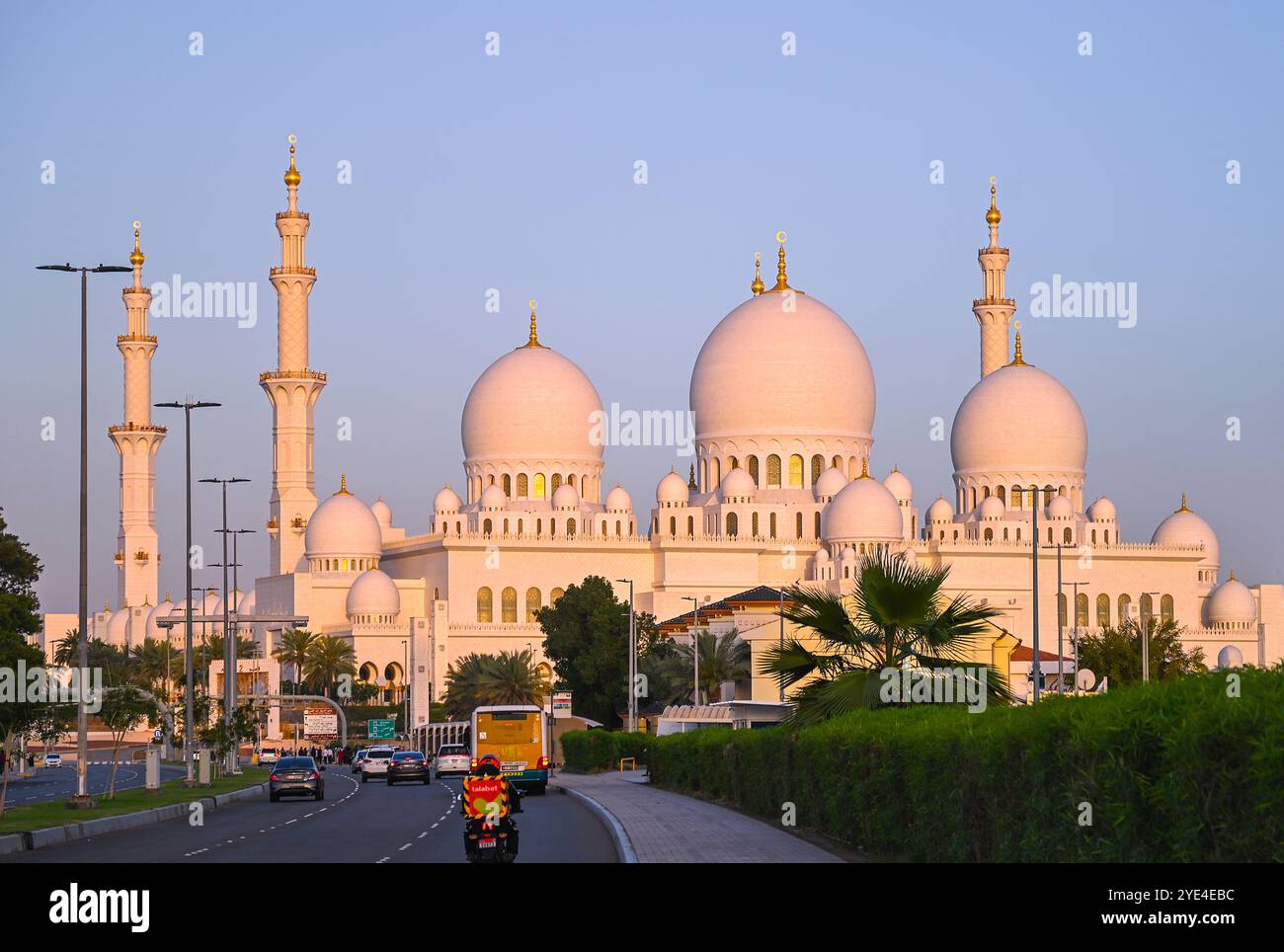 ABU DHABI - Mar 28: Grande Moschea dello sceicco Zayed il 28,2024 marzo negli Emirati Arabi Uniti Foto Stock