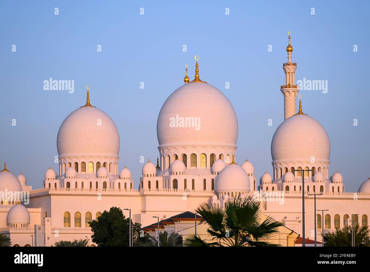 Grande Moschea dello Sceicco Zayed al tramonto ad Abu Dhabi Foto Stock