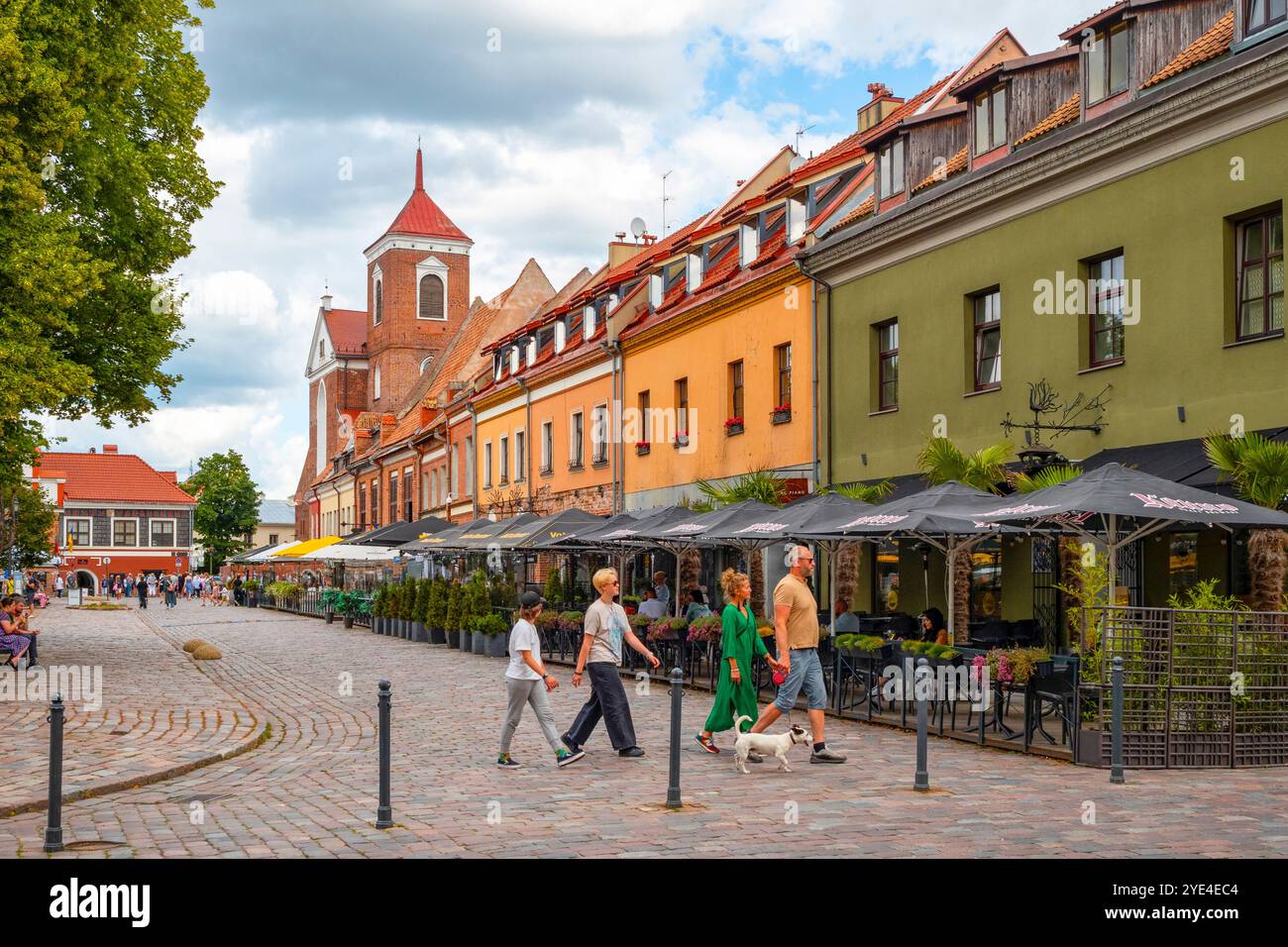 KAUNAS - JUL 09: Piazza con architettura medievale, Basilica della Cattedrale di Kaunas il 9 luglio. 2022 in Lituania Foto Stock