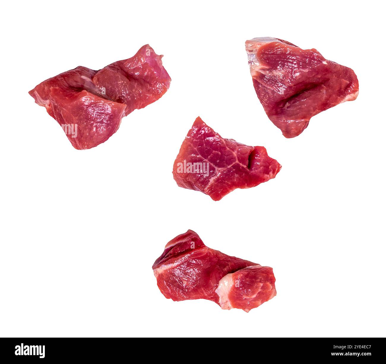 Quattro fette di carne di manzo cruda in caduta isolate su un percorso di ritaglio bianco, Foto Stock