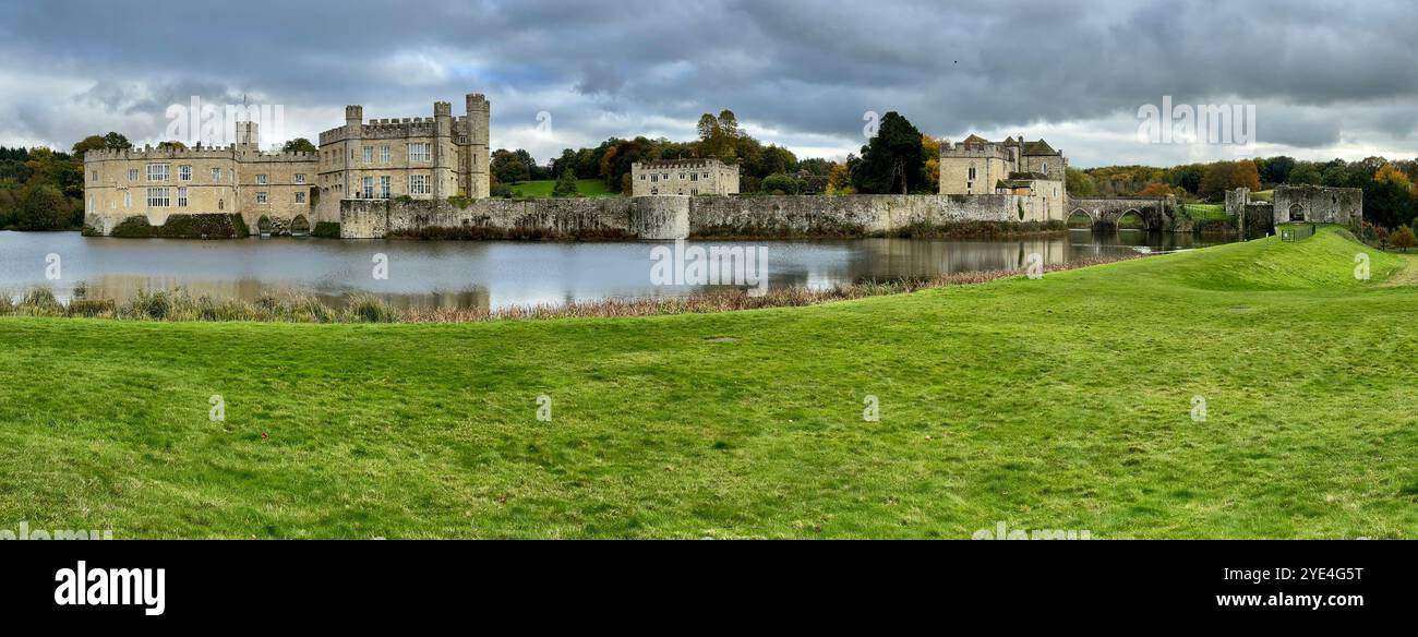 Vista panoramica del castello di Leeds e del fossato sotto un cielo tempestoso. Foto Stock