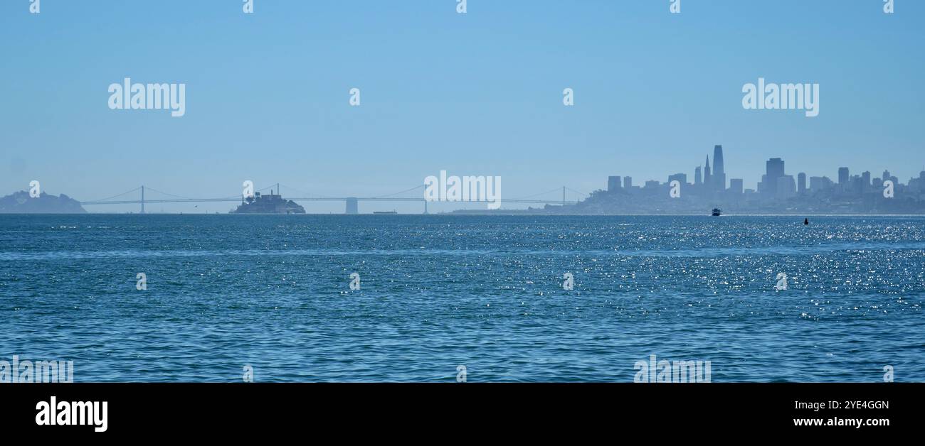 Vista panoramica della baia di San Francisco con il Bay Bridge e l'isola di Alcatraz. Foto Stock