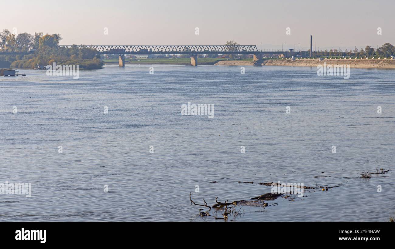 Ponte sul confine tra Slavonski Brod Croazia e BiH Foto Stock