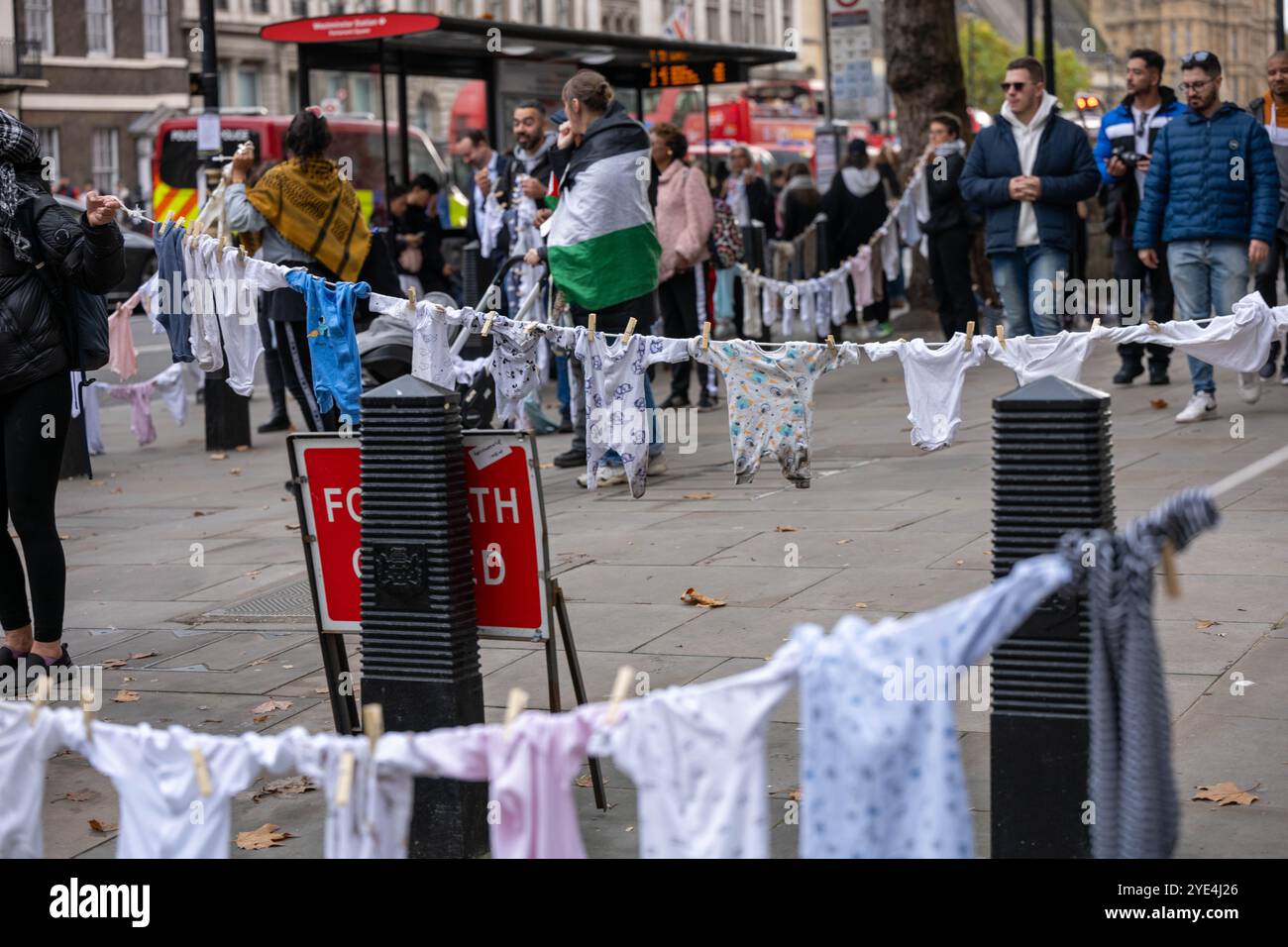 Londra, Regno Unito. 29 ottobre 2024. Pro Palestine march a Westminster per protestare contro il presunto omicidio di bambini a Gaza. I manifestanti avevano linee di corda con vestiti per bambini attaccati. Crediti: Ian Davidson/Alamy Live News Foto Stock