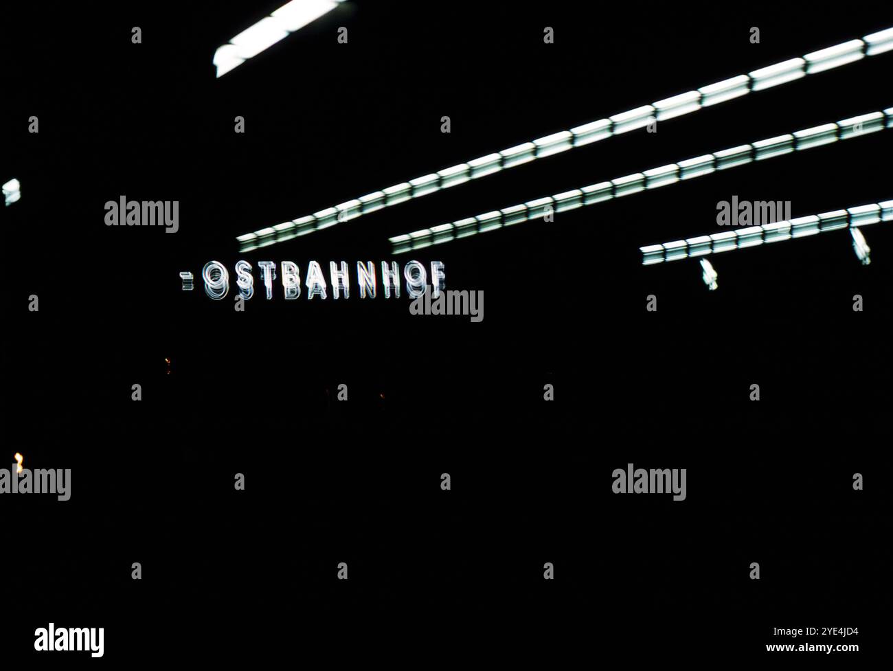 Berlino, Germania dell'Est. Agosto 1961 – un cartello illuminato con la scritta "Ostbahnhof" presso la stazione ferroviaria di Berlino Est. Foto Stock