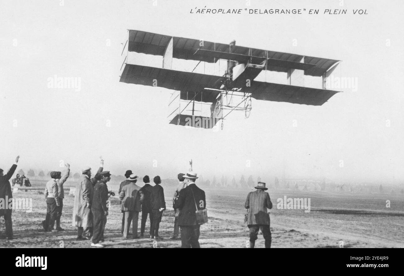 Francia. Circa 1908. Una cartolina antica intitolata “l’aeroplane «Delegrange» EN Plein Vol” (l’aeroplano Delegrange in volo completo) raffigurante l’aviatore pioniere francese, Léon Delagrange, che vola con il suo biplano Voisin a Issy-les-Moulineaux, Parigi, Francia. Nel 1907 Delegrange è stato uno dei primi a ordinare un aereo da Gabriel Voisin e il 7 gennaio 1909 gli è stato assegnato uno dei primi otto certificati di aviatore rilasciati dall'Aéro-Club de France. Stabilì i record mondiali di aviazione nel 1908 e nel 1909, ma il 4 gennaio 1910 fu ucciso quando il suo aereo si schiantò vicino a Bordeaux. Foto Stock
