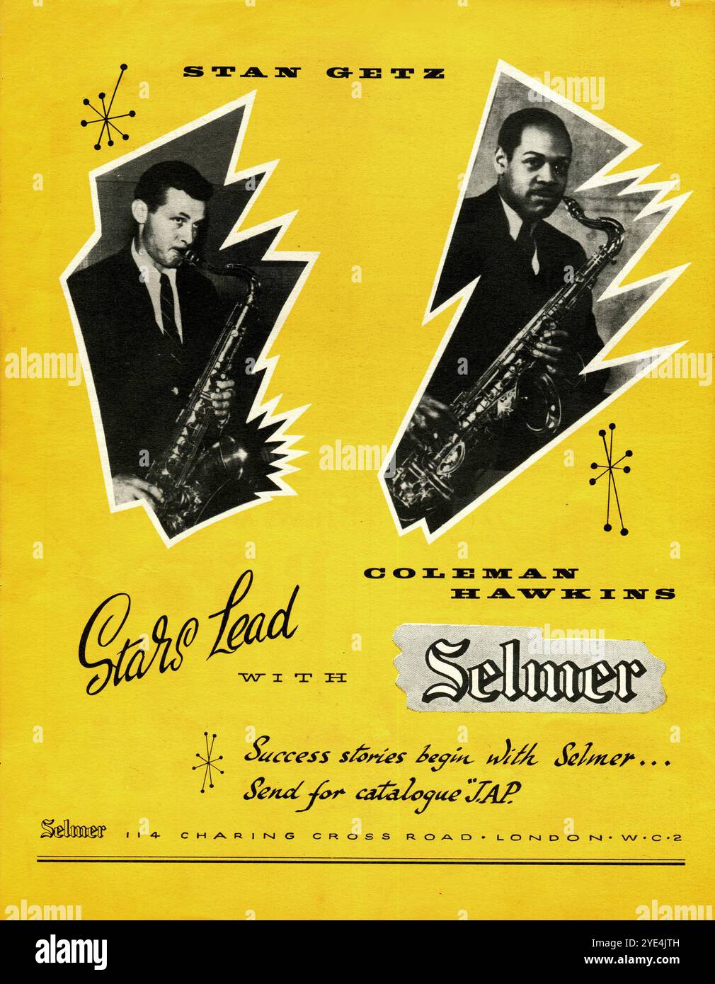 Una pubblicità vintage del 1958 che promuoveva i sassofoni prodotti da Selmer di Charing Cross Road, Londra. La pubblicità presenta i sassofonisti jazz, Stan Getz e Coleman Hawkins e lo slogan, "Stars lead with Selmer - Success stories BEGIN with Selmer". Foto Stock