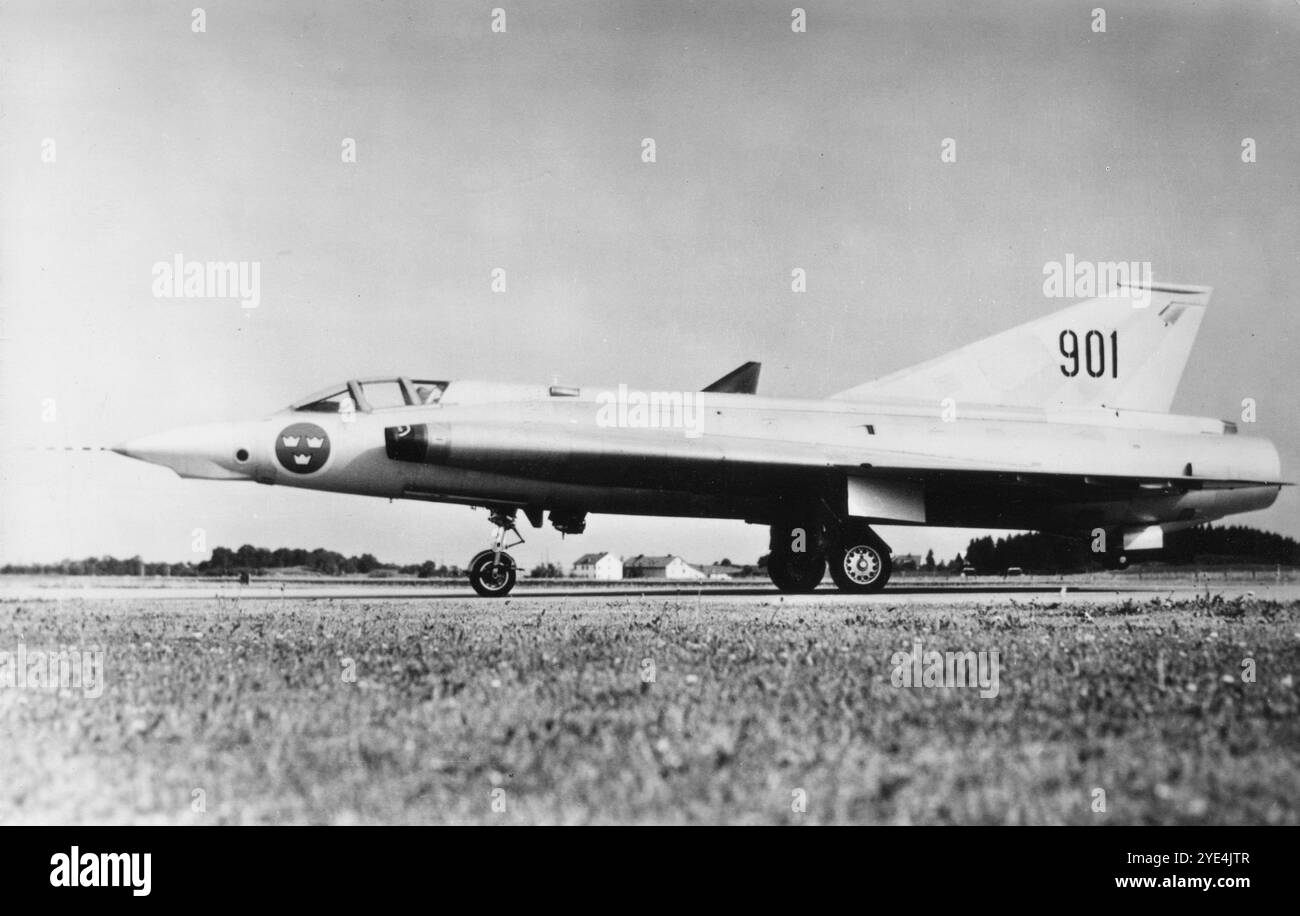 Circa 1963 – Un Saab 35E (Erik) Draken dell'aeronautica militare svedese, una versione da ricognizione del Saab 35D (David) Draken. Questo esempio, con il numero di serie 35-901 è stato convertito da una variante 35D (numero di serie 35-278) e ha effettuato il suo primo volo il 27 giugno 1963. Fu utilizzato solo come aereo di prova, senza entrare mai in servizio operativo con l'aeronautica svedese. Un totale di 60 35E Draken furono costruiti tra il 1963 e il 1968. Foto Stock