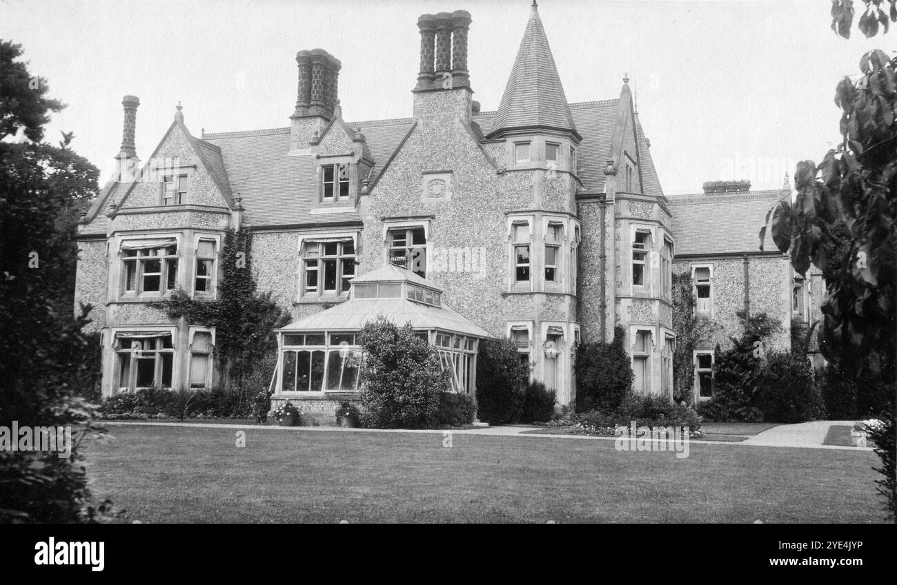 West Sussex, Inghilterra. c.1913 - Una vista di Ferring Grange, a Ferring, un villaggio costiero nel West Sussex. Questa tenuta era la casa di Edwin Henty, J. P, D.L., F.S.A. (1844 – 1916), che era stato alto sceriffo del Sussex. Nel 1924, la casa fu convertita in un hotel alla moda, che fu visitato da molte celebrità tra cui Edoardo, il Principe di Galles (in seguito noto come Duca di Windsor). La casa fu distrutta da un incendio nell'ottobre 1946. Foto Stock