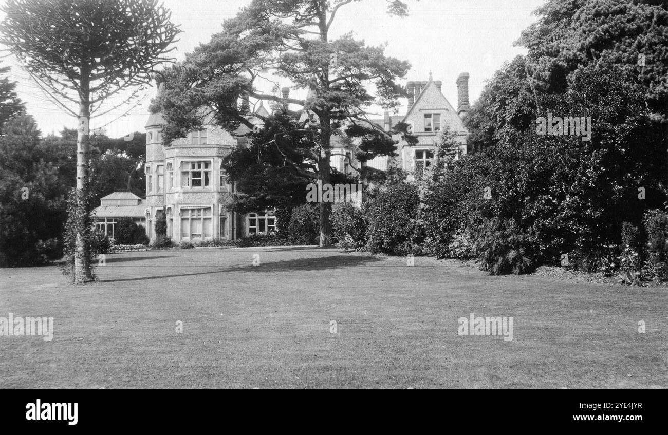 West Sussex, Inghilterra. c.1913 - Una vista di Ferring Grange, a Ferring, un villaggio costiero nel West Sussex. Questa tenuta era la casa di Edwin Henty, J. P, D.L., F.S.A. (1844 – 1916), che era stato alto sceriffo del Sussex. Nel 1924, la casa fu convertita in un hotel alla moda, che fu visitato da molte celebrità tra cui Edoardo, il Principe di Galles (in seguito noto come Duca di Windsor). La casa fu distrutta da un incendio nell'ottobre 1946. Foto Stock