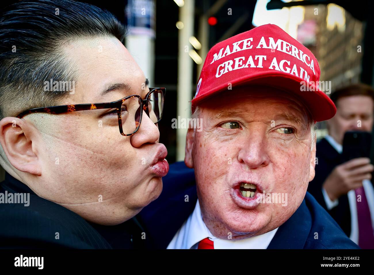 NEW YORK, NEW YORK - OTTOBRE 27: Un impersonatore di Kim Jong un va a baciare un impersonatore di Donald Trump nel centro di Manhattan, in vista della manifestazione elettorale dell'ex presidente degli Stati Uniti Donald Trump al Madison Square Garden il 27 ottobre 2024, a New York. A nove giorni dalle elezioni, l'ex presidente continua a fare campagna contro il suo avversario, il vicepresidente democratico Kamala Harris. L'apparizione di Trump nella città tradizionalmente democratica avviene meno di due settimane prima delle elezioni presidenziali. Vice presidente Kamala Harris e Tru Foto Stock