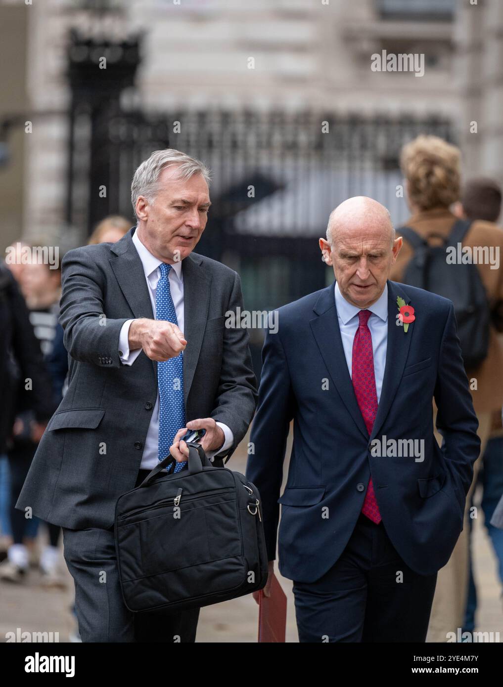 Londra, Regno Unito. 29 ottobre 2024. Minsters e funzionari in una riunione del comitato di gabinetto presso l'ufficio del Gabinetto 70 Whitehall Londra l'ammiraglio britannico Sir Tony Radakin capo dello staff della difesa e John Healey, segretario alla difesa, credito: Ian Davidson/Alamy Live News Foto Stock