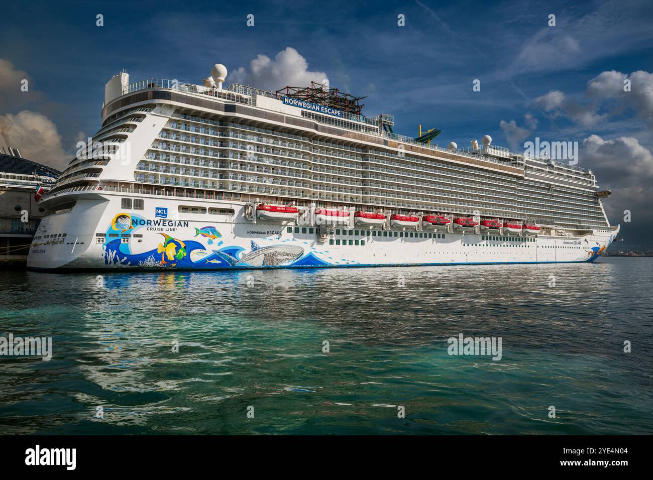 Nave da crociera Norwegian Escape ormeggiata al porto di Napoli, Campania, Italia Foto Stock