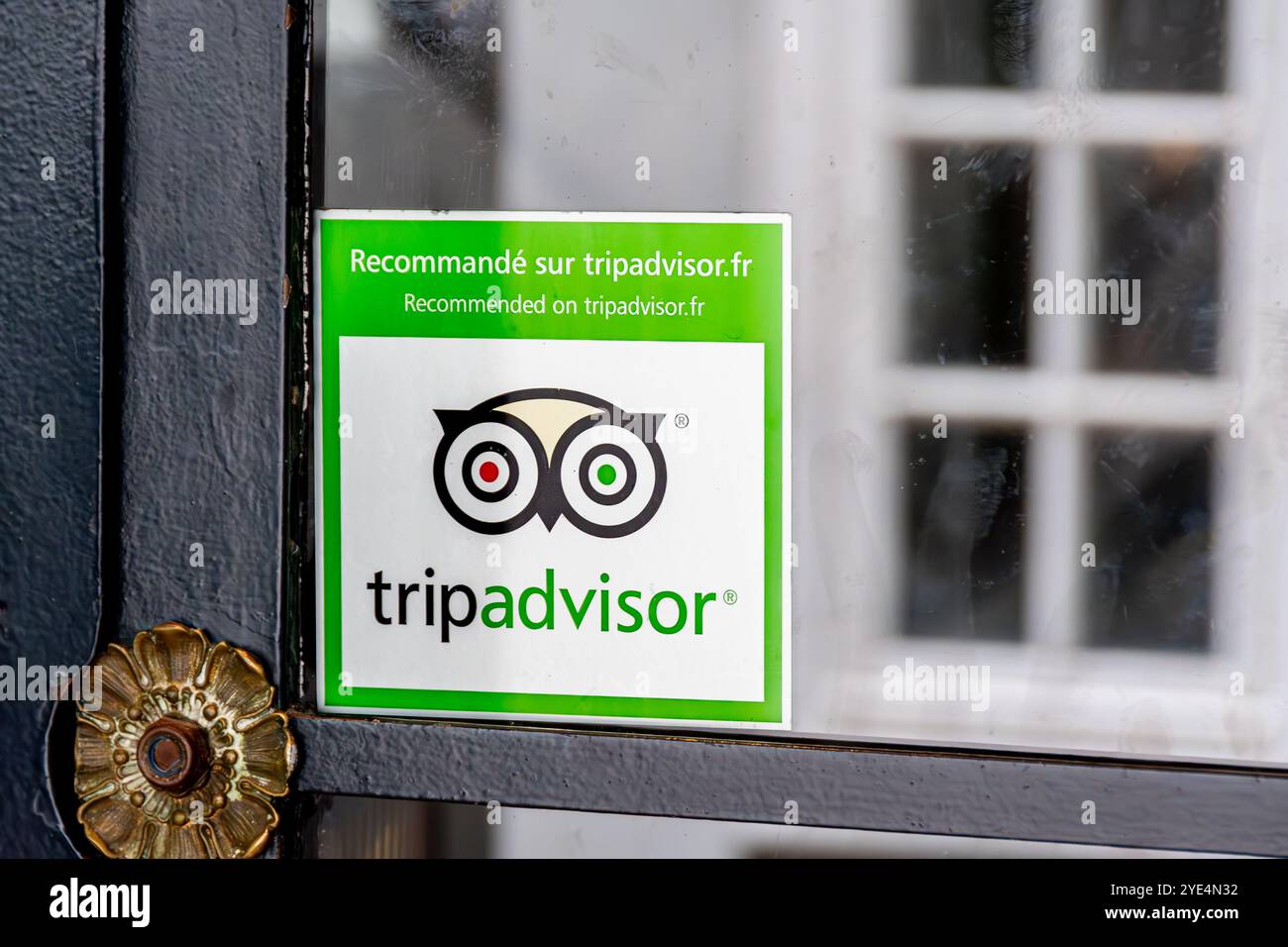 Adesivo sulla porta di un hotel in collaborazione con Tripadvisor, un'azienda americana che gestisce agenzie di viaggio online e siti di confronto per lo shopping Foto Stock