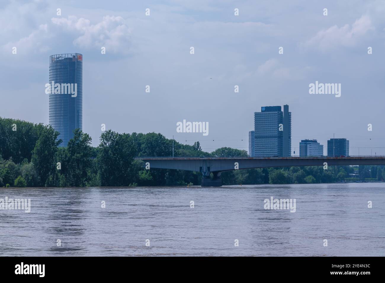 Bonn, Germania - 21 maggio 2024: Veduta dell'edificio della sede centrale della posta tedesca e dell'edificio delle Nazioni Unite a Bonn, Germania Foto Stock