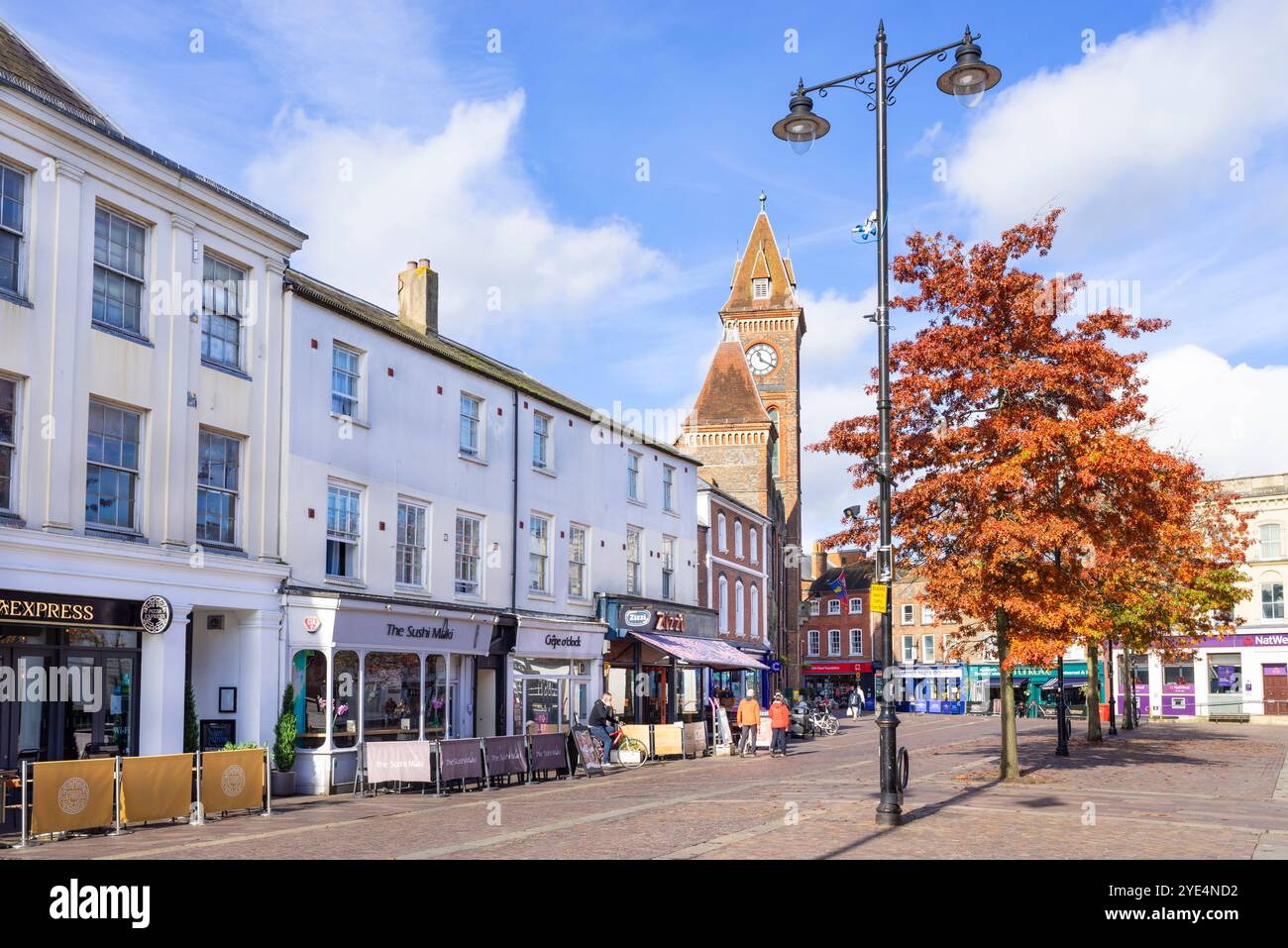 Edificio del Consiglio comunale di Newbury nella Town Hall Market Place Newbury e ristoranti nel centro della città di Newbury Berkshire Inghilterra Regno Unito Europa Foto Stock