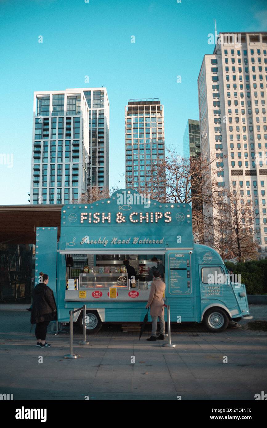 Blue Food Truck con Fish and Chips a Londra, immagine cinematografica d'atmosfera Foto Stock