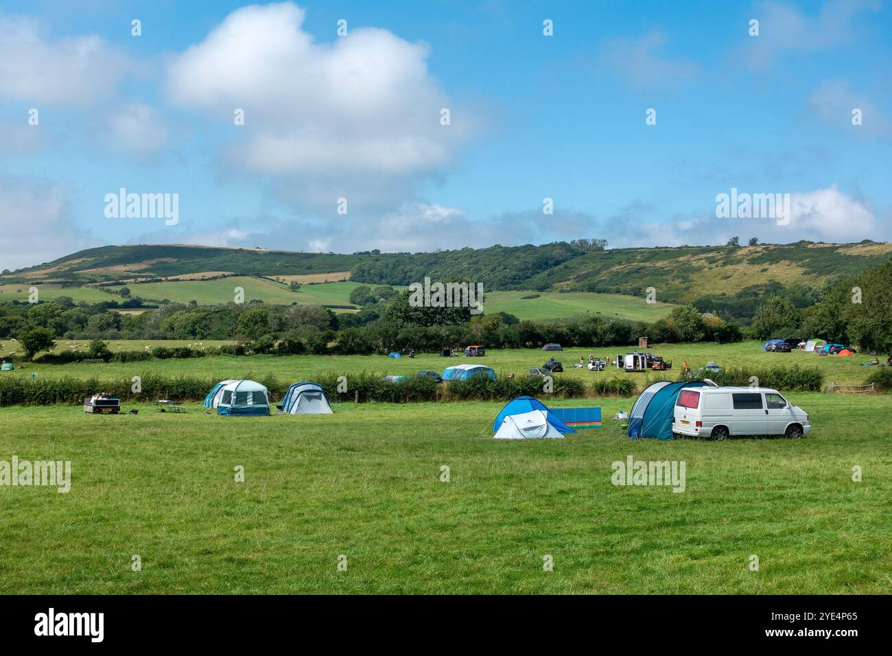Annidato nella splendida campagna di Purbeck nel Dorset, il campeggio Steeple Leaze offre un rifugio tranquillo per gli amanti della natura e dell'avventura Foto Stock
