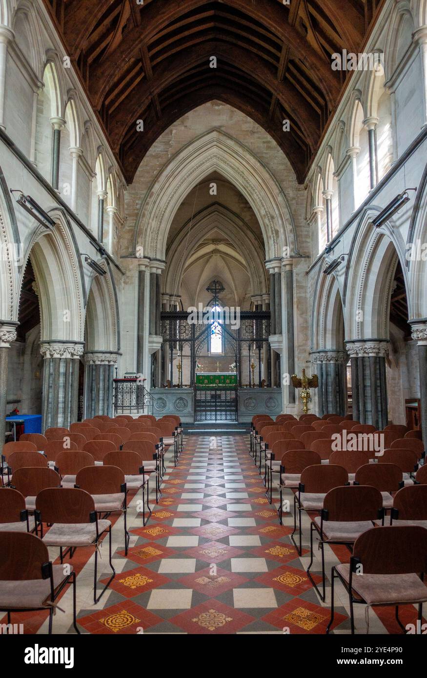 L'interno della St James Church a Kingston, Purbeck, Dorset. Una vista mozzafiato dominata da grandi archi e intricati lavori in pietra Foto Stock